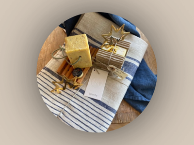 Bornholms Sæbesyderi - Badesæbe, 3 stykker sæbe, sæbeunderlag i træ, læbebalsam samt badelagen