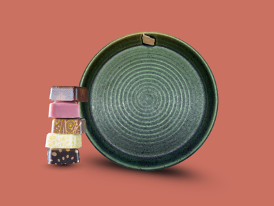 Absalon Design & Kjærstrup Chokolade Pakke - 1 stk. Absalon Design Tallerken + 1 stk. Kjærstrup Chokolade æske: 15 stk. Dessertchokolade