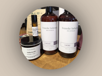 Flydende sæbe 500 ml. + Creme til hænder og krop 500 ml + Sukkerscrub + Neglebåndsolie - Svaneke Sæbehus